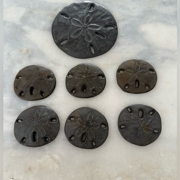 Sand Dollar Round Knobs a set of 6 and 1 large one in Pewter - Picture 2 of 7